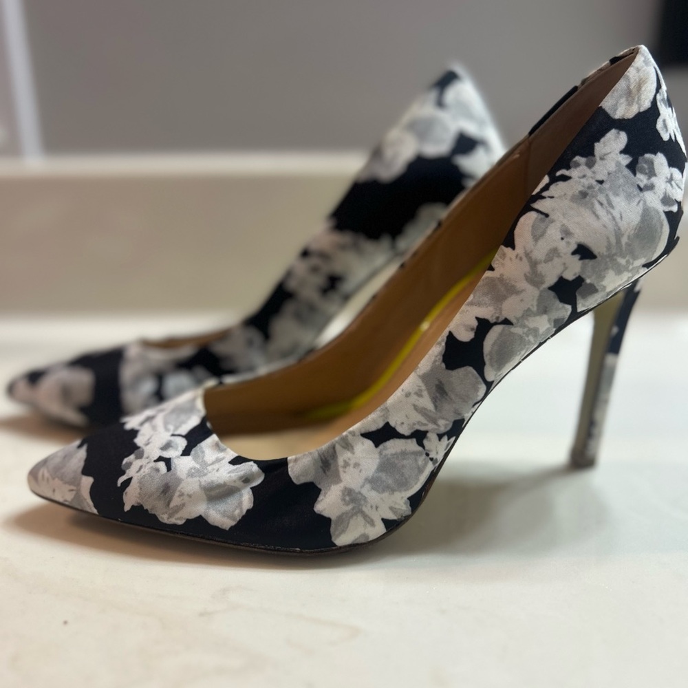Ladies banana republic floral pumps size 5.5